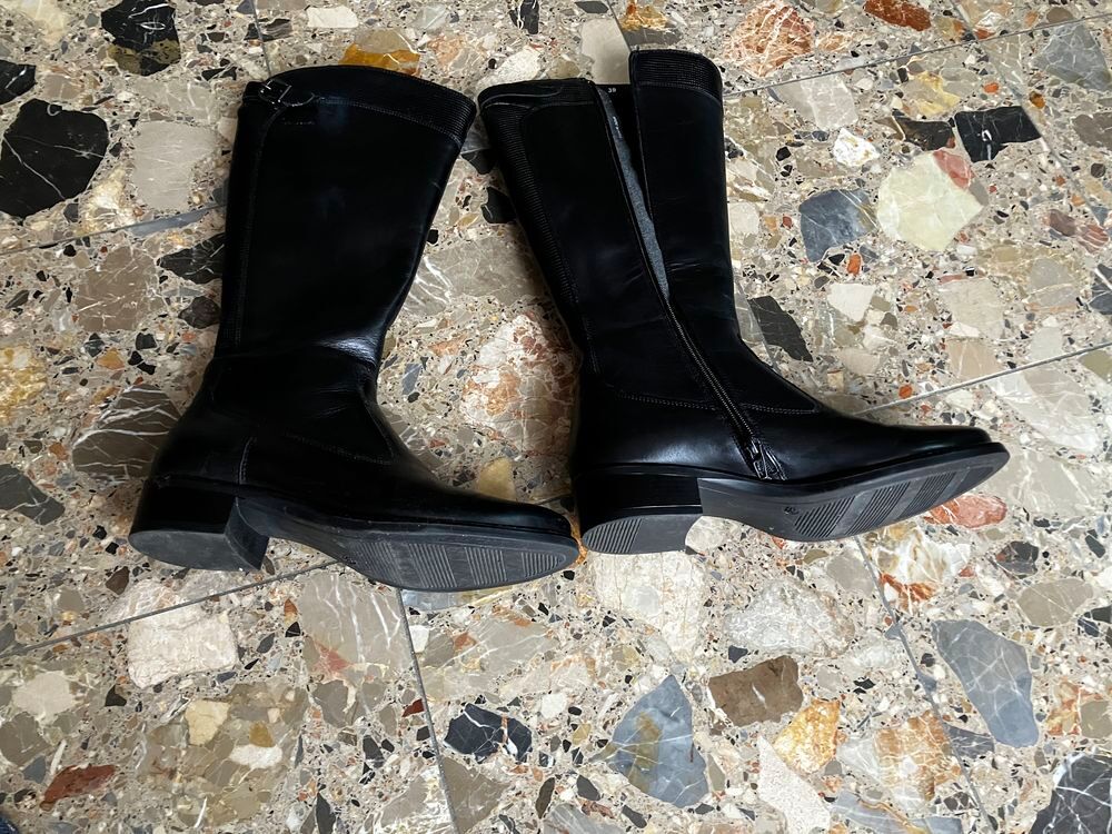 BELLE PAIRE DE BOTTES MONTANTES POUR FEMME DE COULEUR NOIRE Chaussures