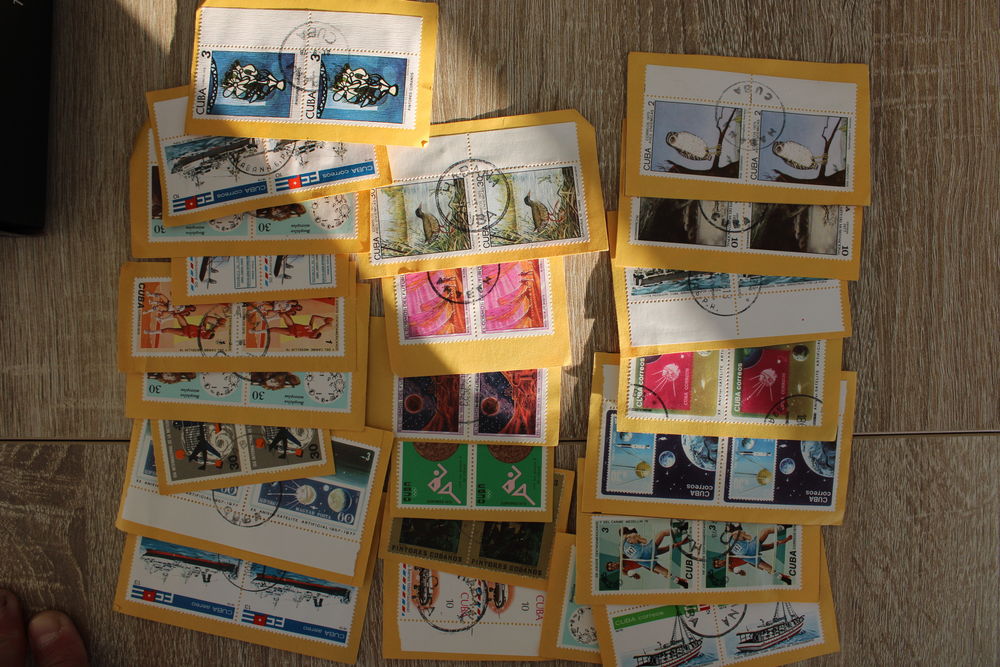 Cuba 75 paires (se-tenants) de timbres sur papier sp&eacute;cial 