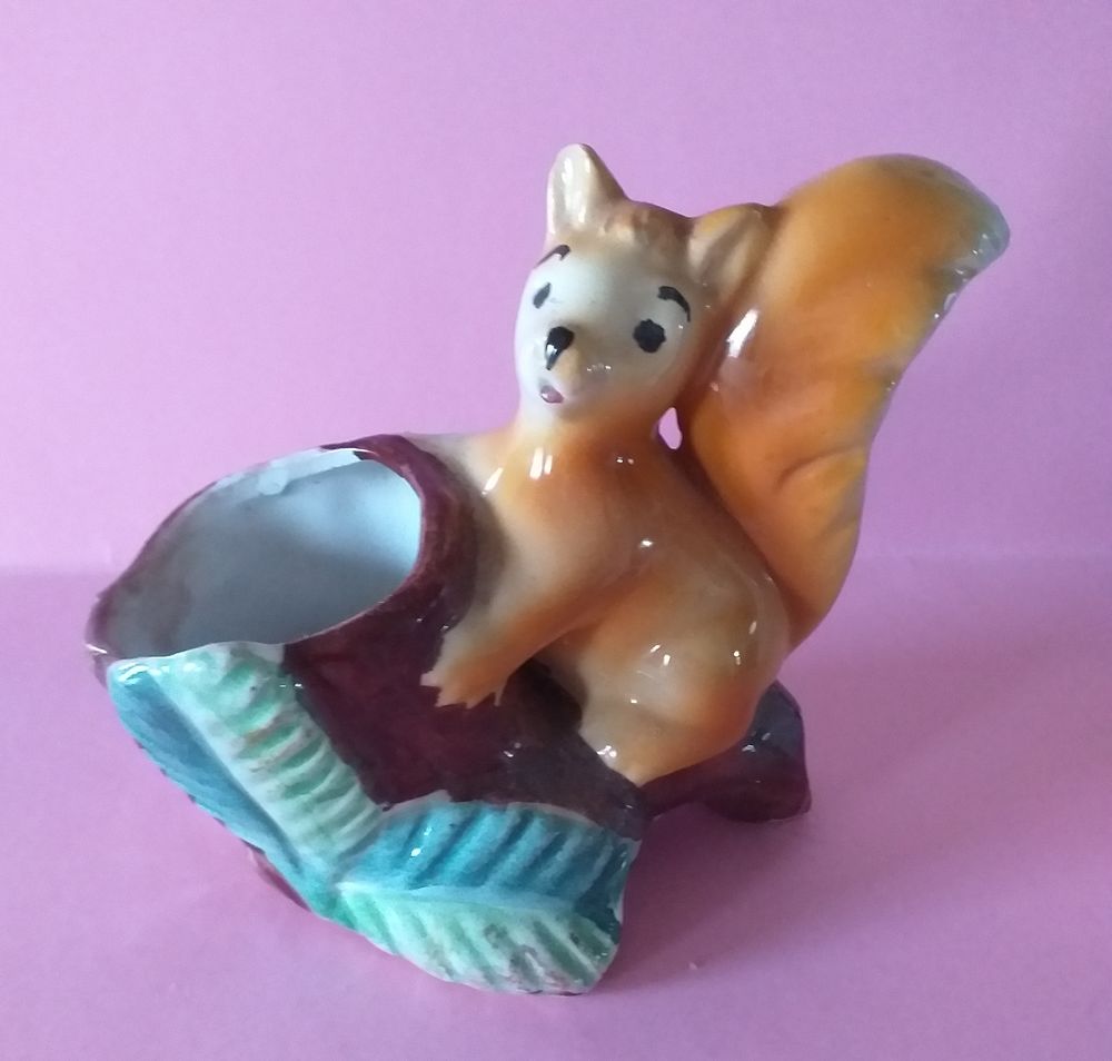 Petit vase c&eacute;ramique ou porcelaine, vintage. Ecureuil sur une branche d'arbre Décoration