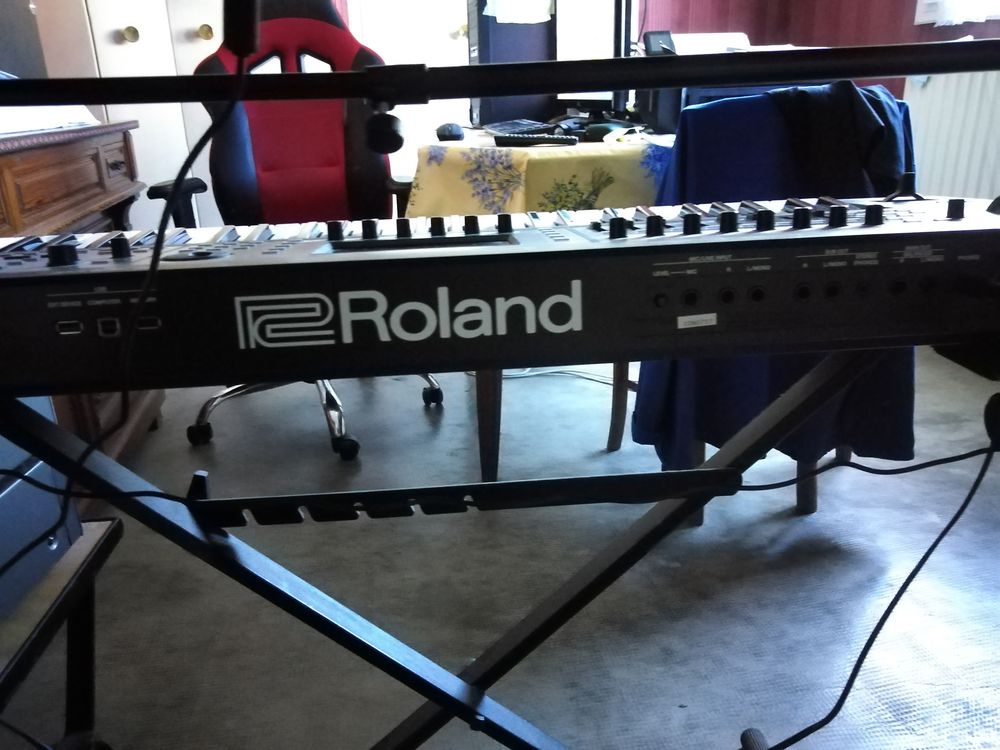 SYNTHETISEUR ROLAND FAMTOM 06 Instruments de musique