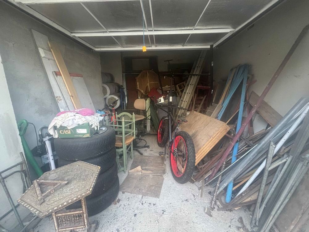 €oeVide grande maison avec beaucoup de mat&eacute;riel de travaux et de bricolage, mat&eacute;riel de b&agrave;&cent;timent, meubles Bricolage