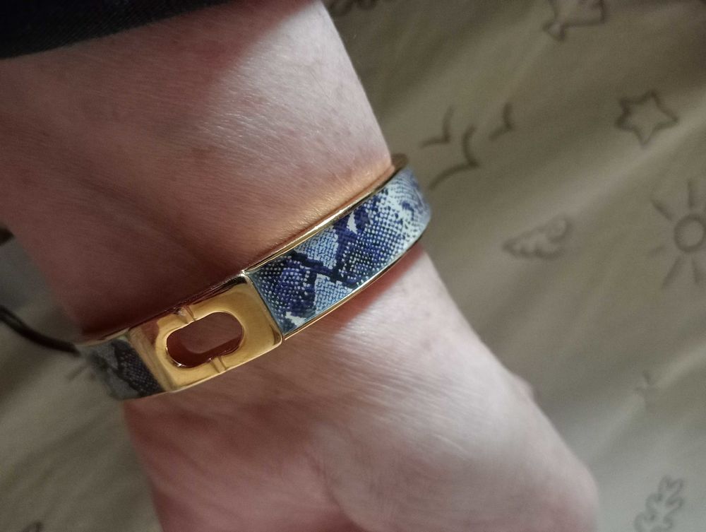 Bracelet vintage plaqu&eacute; or jaune et &eacute;mail imitation python. Diane von F&agrave; &frac14;rstenberg. Bijoux et montres
