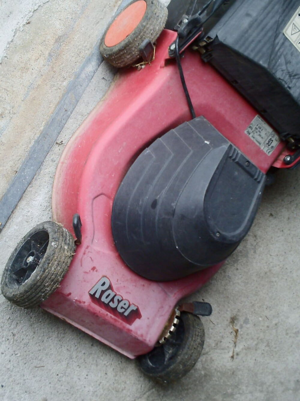 TONDEUSE A GAZON ELECTRIQUE Marque " RASER " 
Bricolage