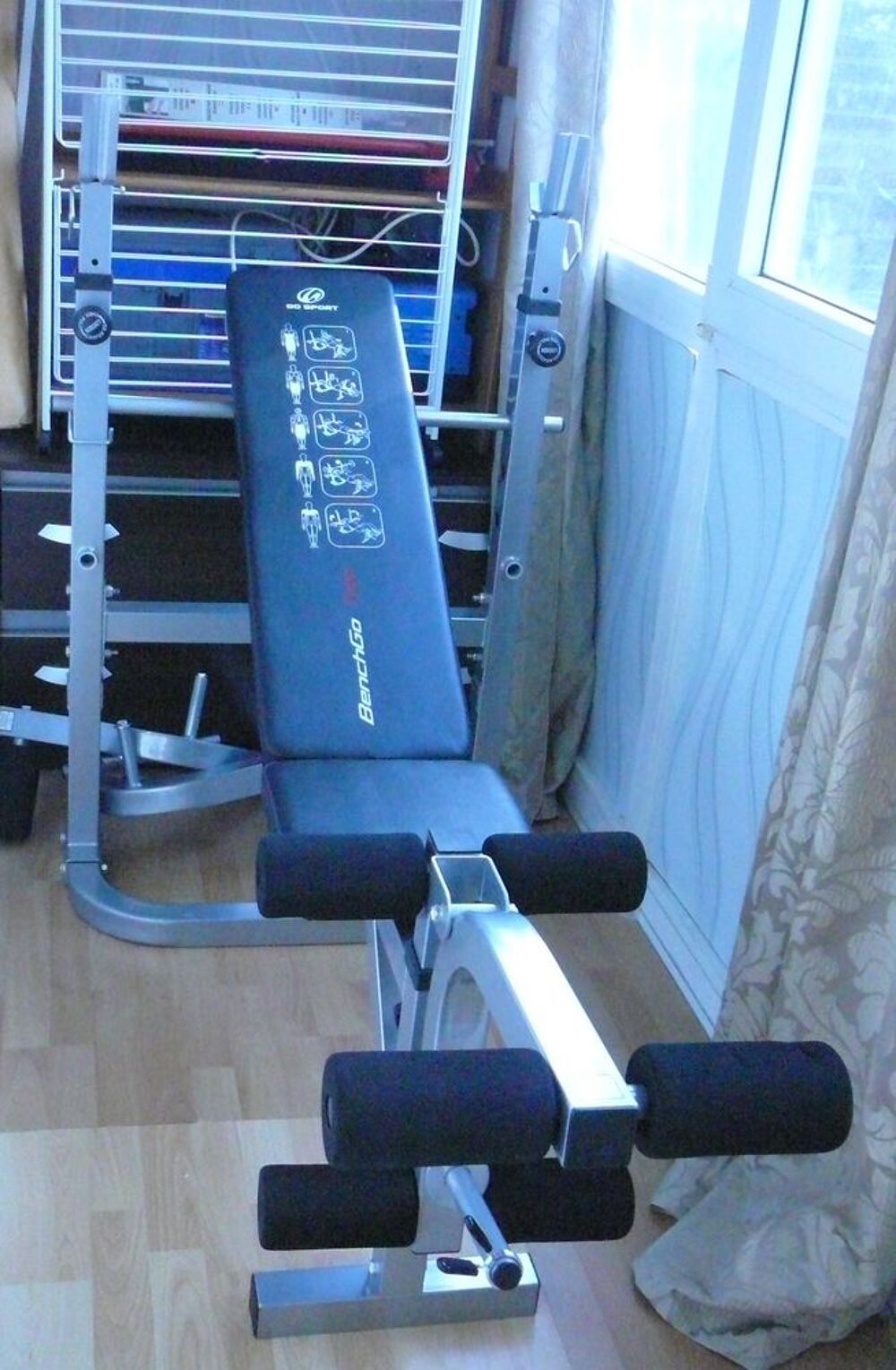 Banc de musculation pliable + accessoires en Tr&egrave;s bon &eacute;tat Sports