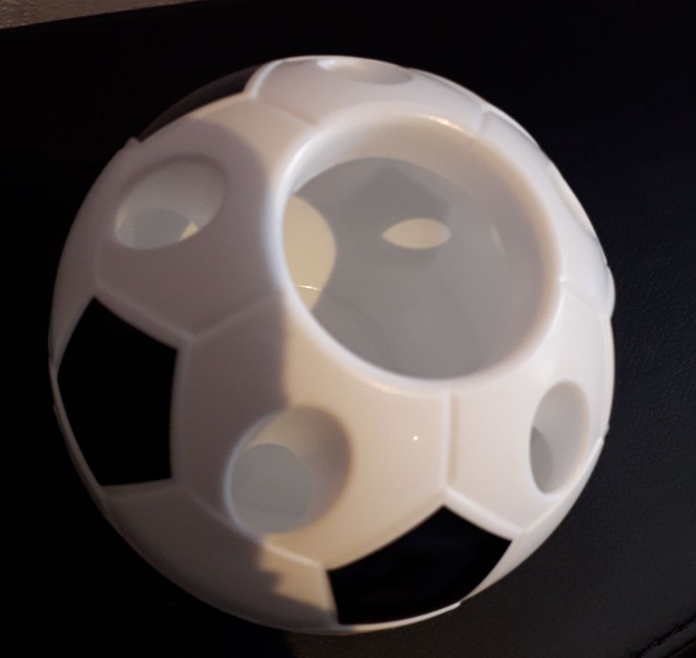 Pot de crayon stylo forme ballon de foot comme neuf poser en Jeux / jouets
