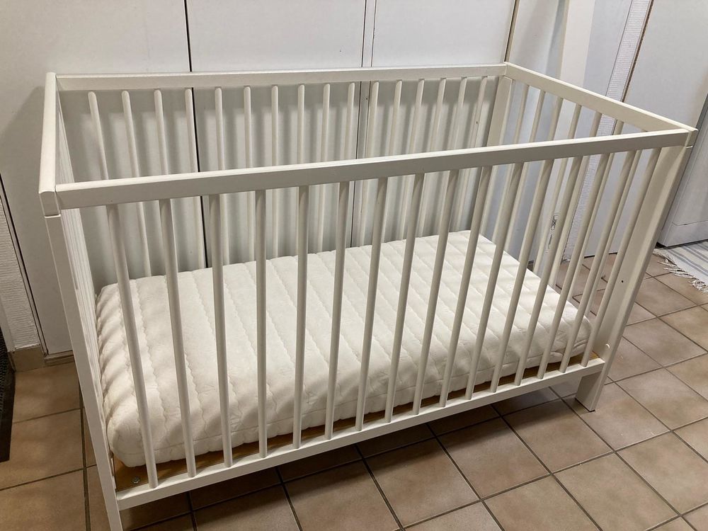 Lit b&eacute;b&eacute; avec matelas Puériculture