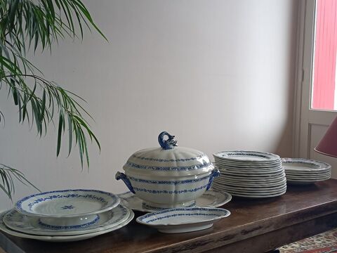 Service de table, faence ancienne bleue, Gien.
150 Boulazac (24)