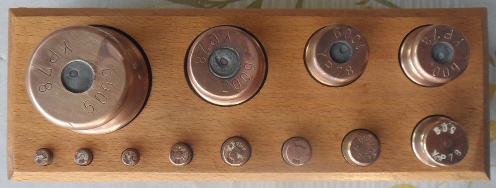 Coffret de 12 poids en cuivre
en super &eacute;tat Décoration