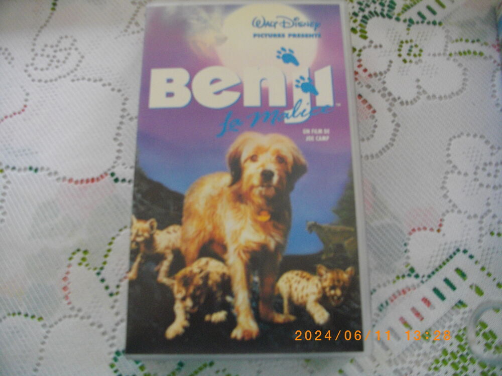 Deux cassettes vid&eacute;o vhs de : "BENJI" DVD et blu-ray