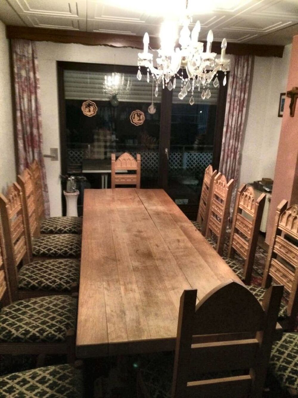 Grande table de salle &agrave; manger avec 12 chaises 
Meubles