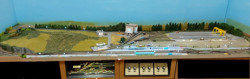 R&eacute;seau ferroviaire &eacute;chelle N analogique de 2 m 73 par 1 m 00 Jeux / jouets