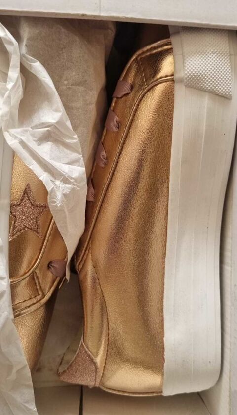 Tr�s jolies baskets neuves P39 35 Oullins (69)