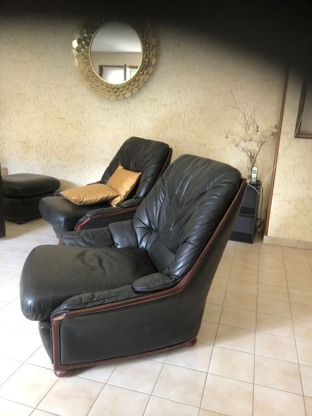 Lots de quatre fauteuils noirs en cuir 1 pouf 1 repose pieds Meubles