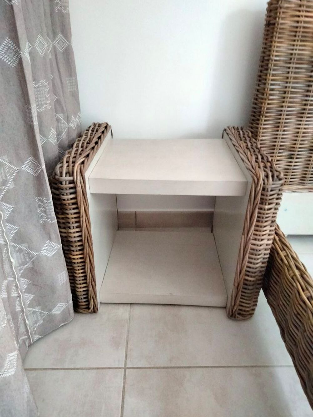 2 tables de chevet en kubu. Bon &eacute;tat. Meubles