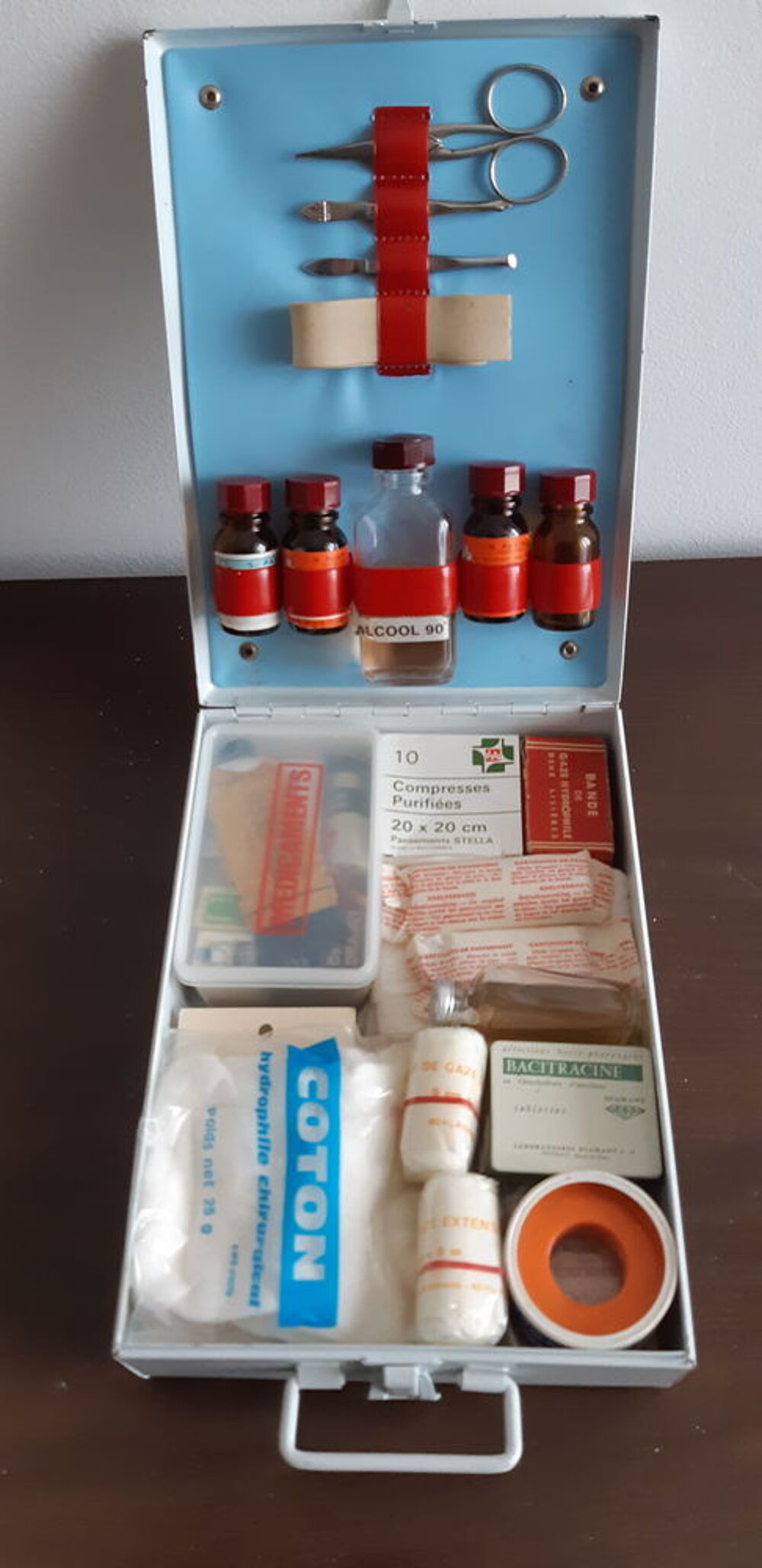Ancienne bo&icirc;te de secours 
