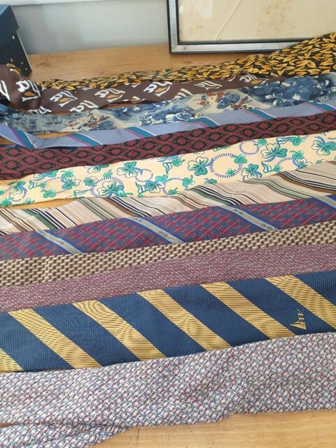 8 cravates de marque, vintage et 2 collector
10 Mouxy (73)