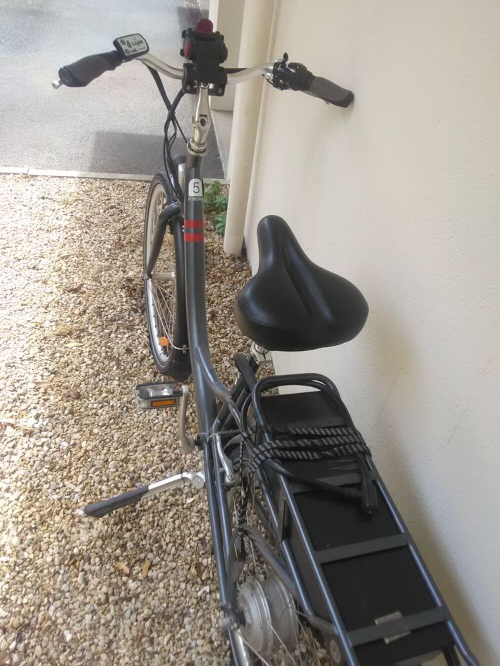 v&eacute;lo dame avec chargeur batterie + panier m&eacute;tallique Vélos