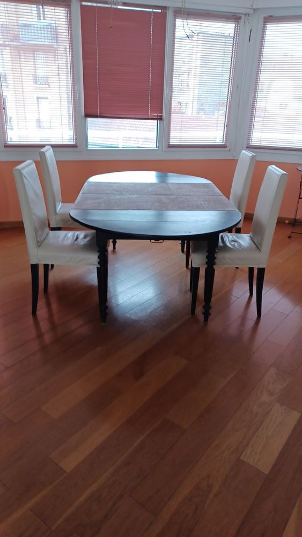 TABLE RONDE LOUIS PHILIPPE NOIRE AVEC 2 RALLONGES
Meubles