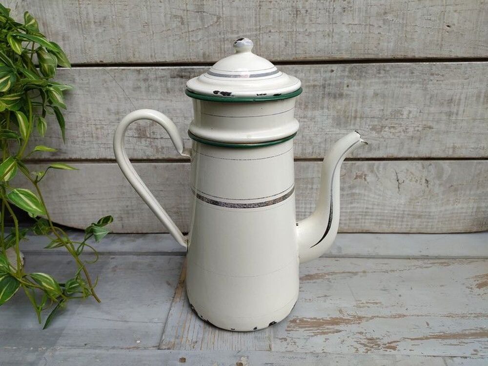 Ancienne Cafeti&egrave;re &Eacute;maill&eacute;e Blanche &agrave; Liser&eacute; Gris Bord Vert Décoration