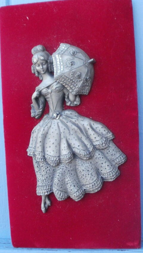Cadre en étain du prince sur velours rouge (femme + ombrelle 8 Montauban (82)