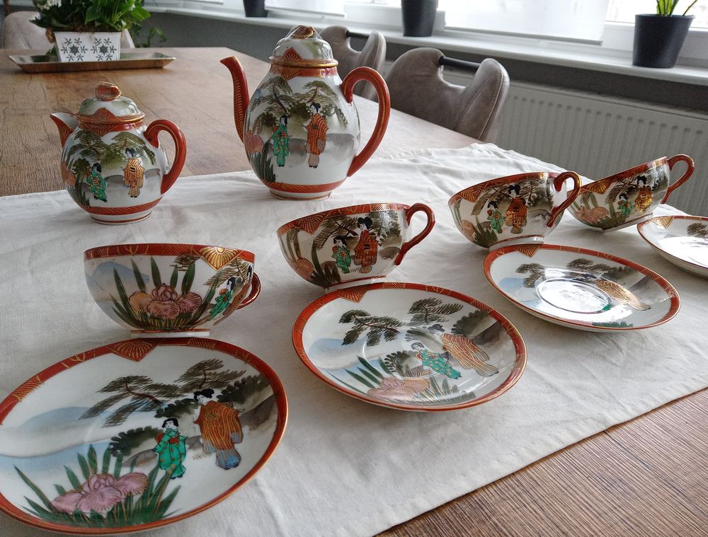 Service &agrave; th&eacute; ou caf&eacute; en porcelaine &agrave; d&eacute;cors japonisant 