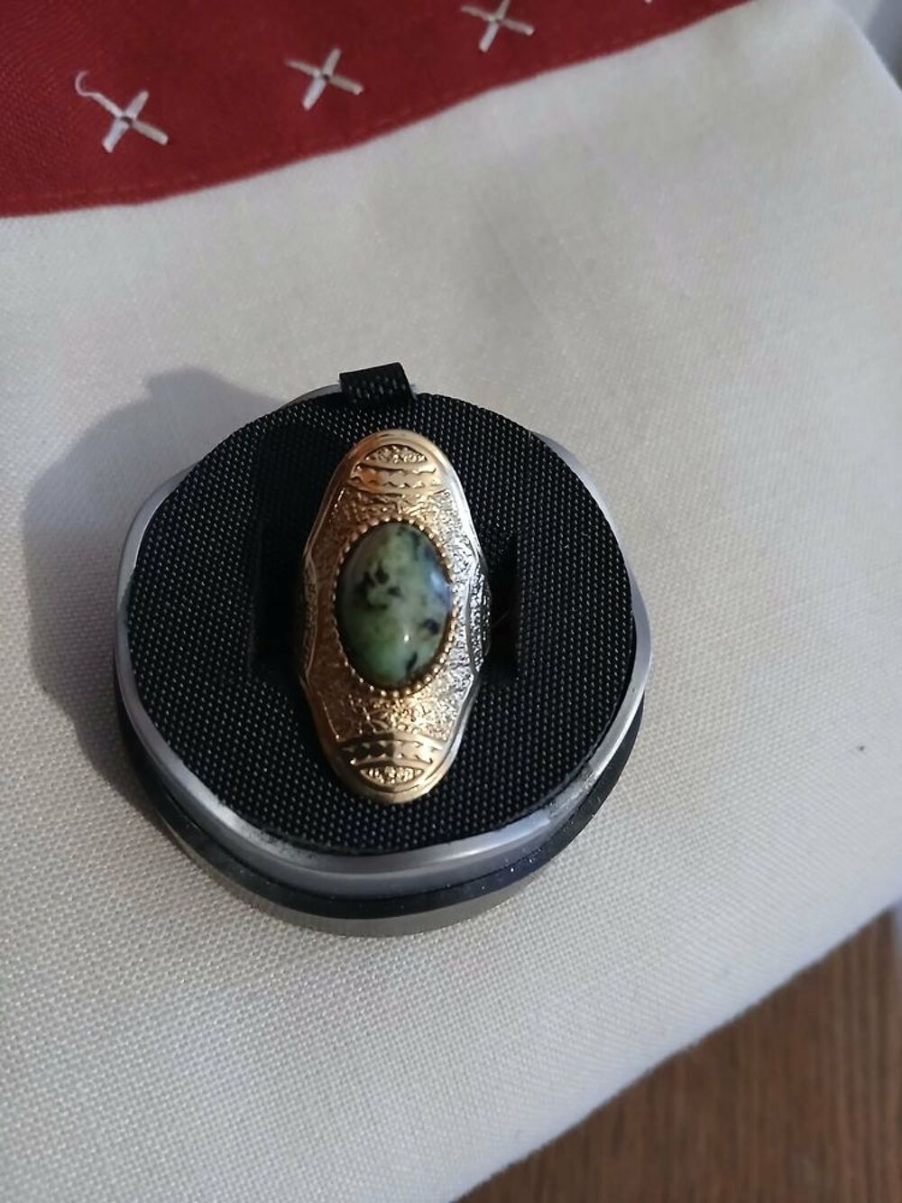  Deux magnifiques bagues neuves ovales avec pierre N&deg; 1444 Bijoux et montres