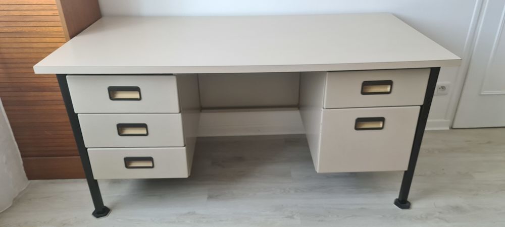 Bureau m&eacute;tal 5 tiroirs Tr&egrave;s bon &eacute;tat Meubles