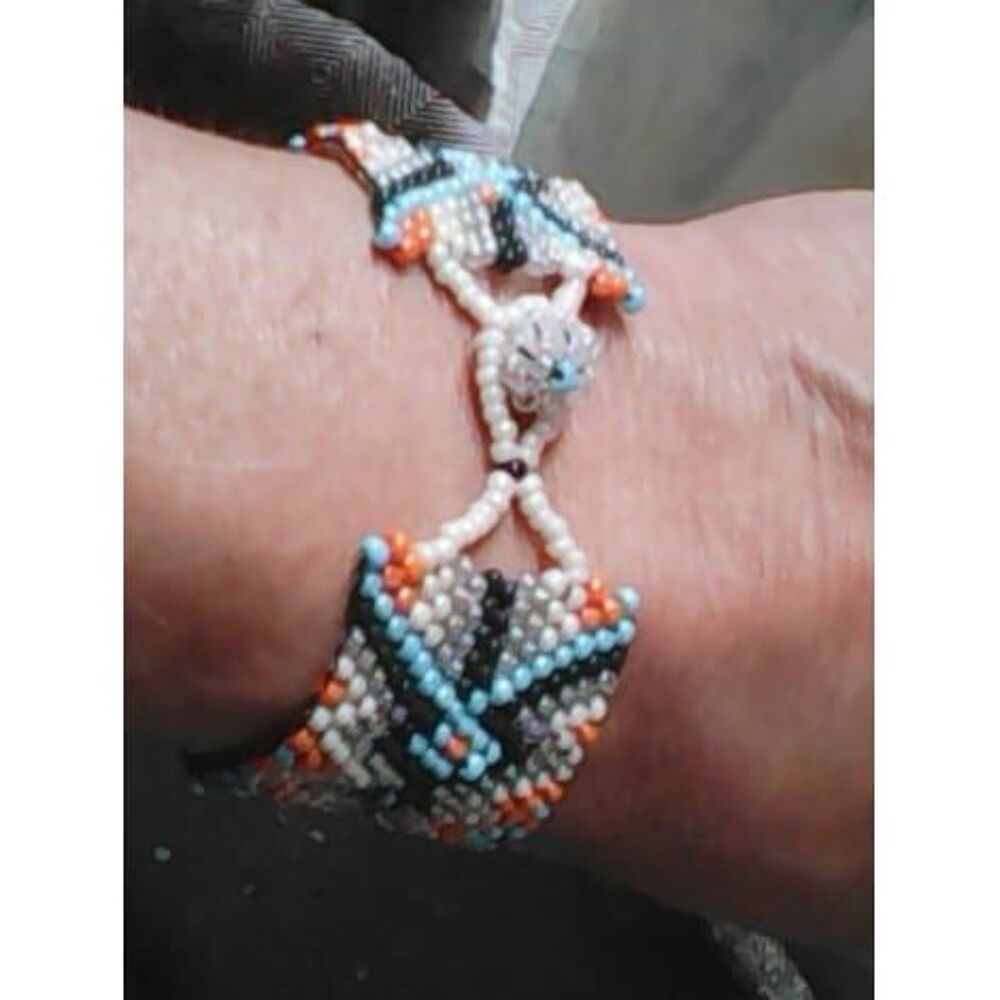 Bracelet manchette en perles
Bijoux et montres