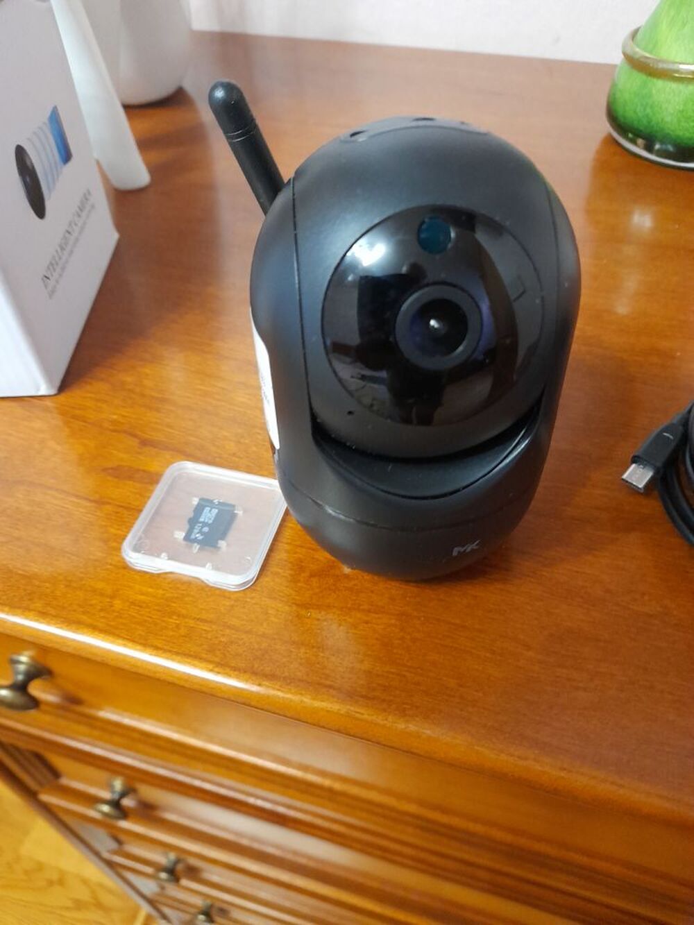 Une cam&eacute;ra de surveillance NEUVE dans son emballage. Photos/Video/TV