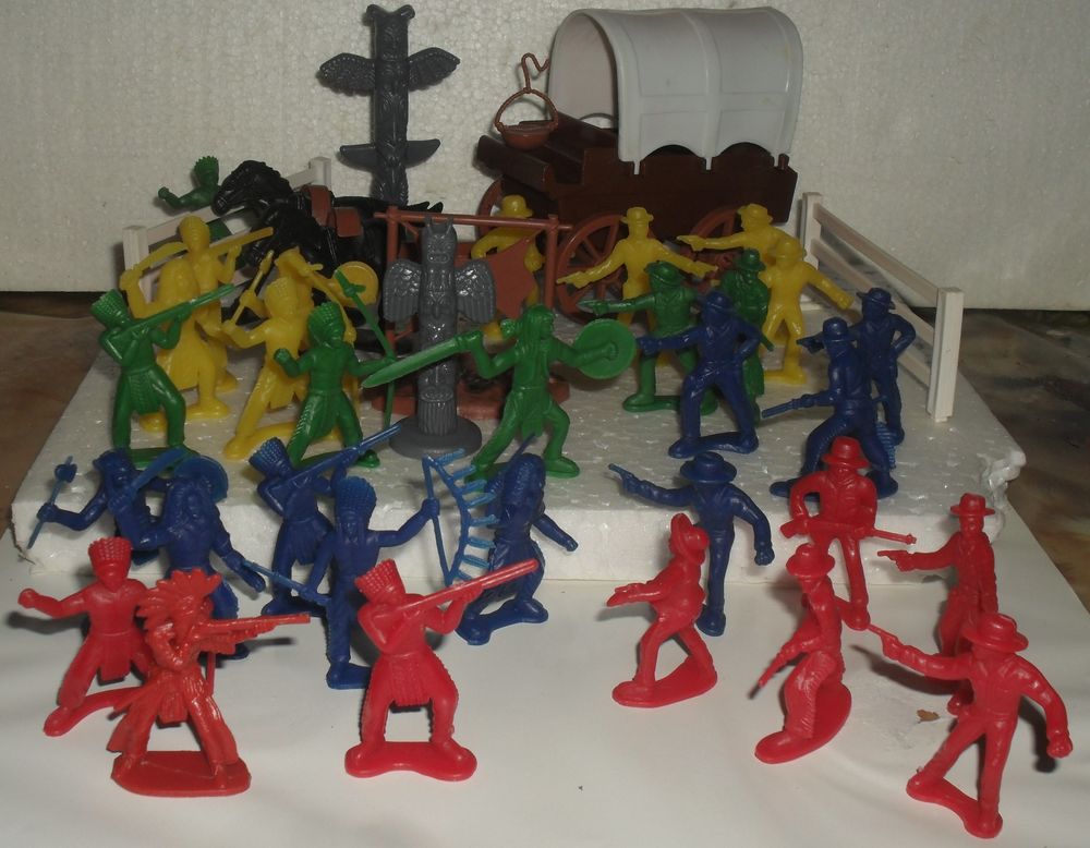 Lot de 31 figurines indiens et cowboys en plastique. Jeux / jouets