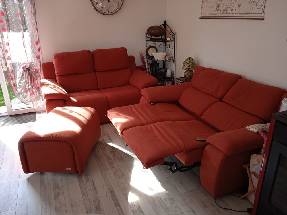 deux canap&eacute;s et un pouf Meubles