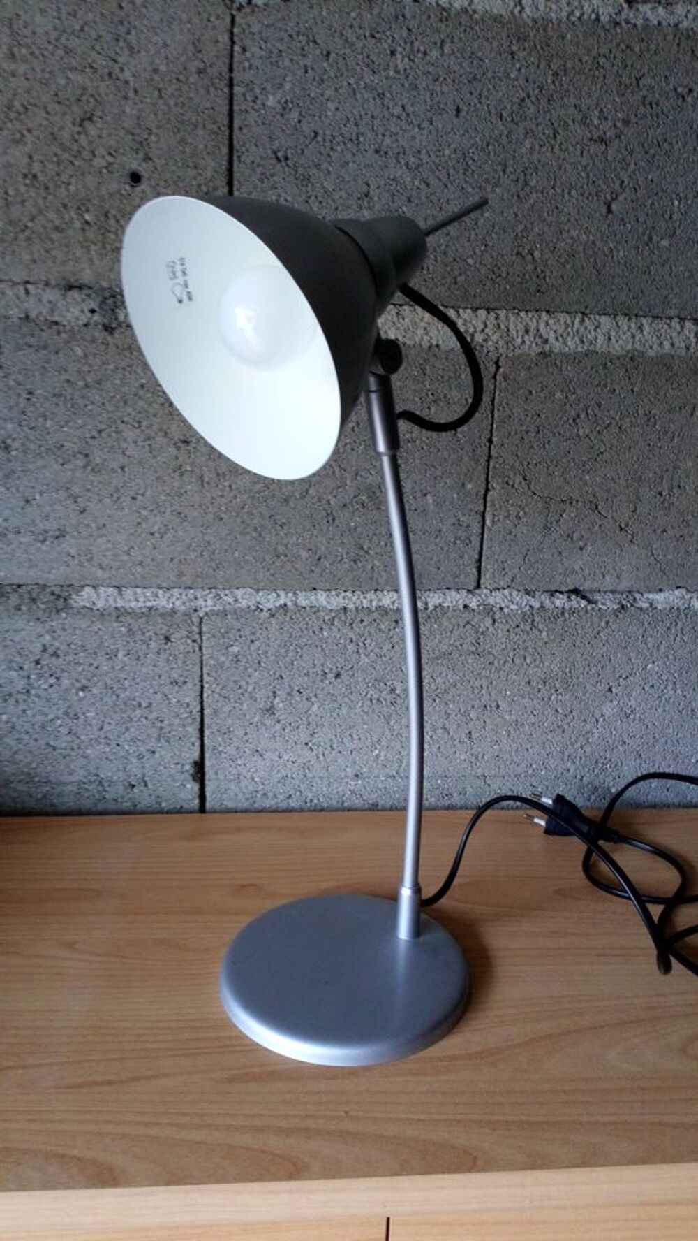 Lampe de bureau m&eacute;tal vintage grise
Décoration