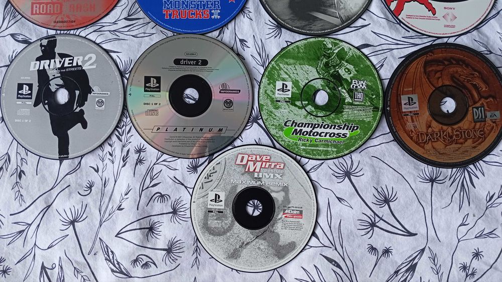 Lot de 13 Jeux PS1 &agrave; SAISIR Consoles et jeux vidéos