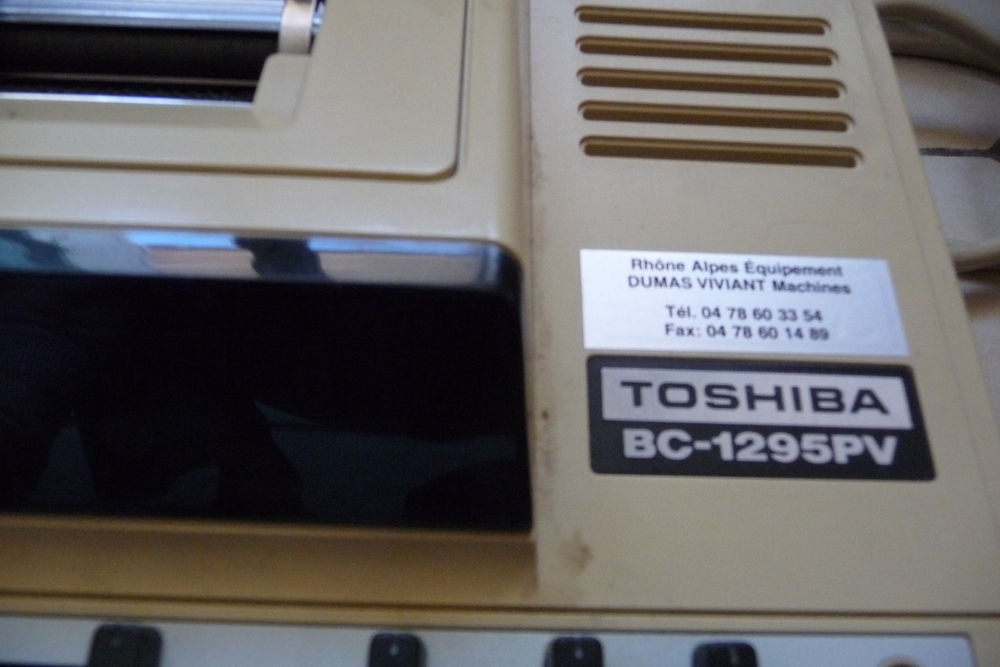 MACHINE A CALCULER ELECTRIQUE MARQUE "TOSHIBA" 