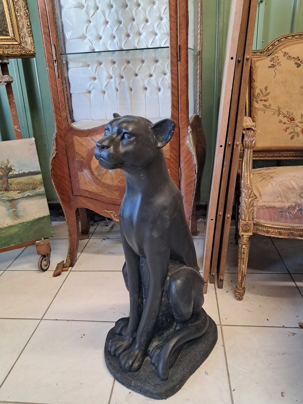 Statue panth&egrave;re assise, en pierre et b&eacute;ton cir&eacute; noir Jardin
