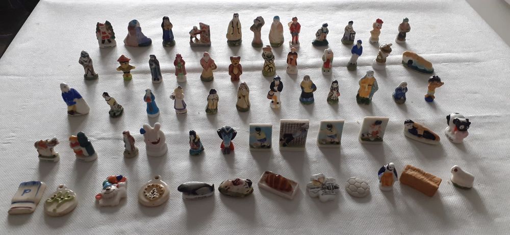 Lot de 30 f&egrave;ves neuve de collection en porcelaine 