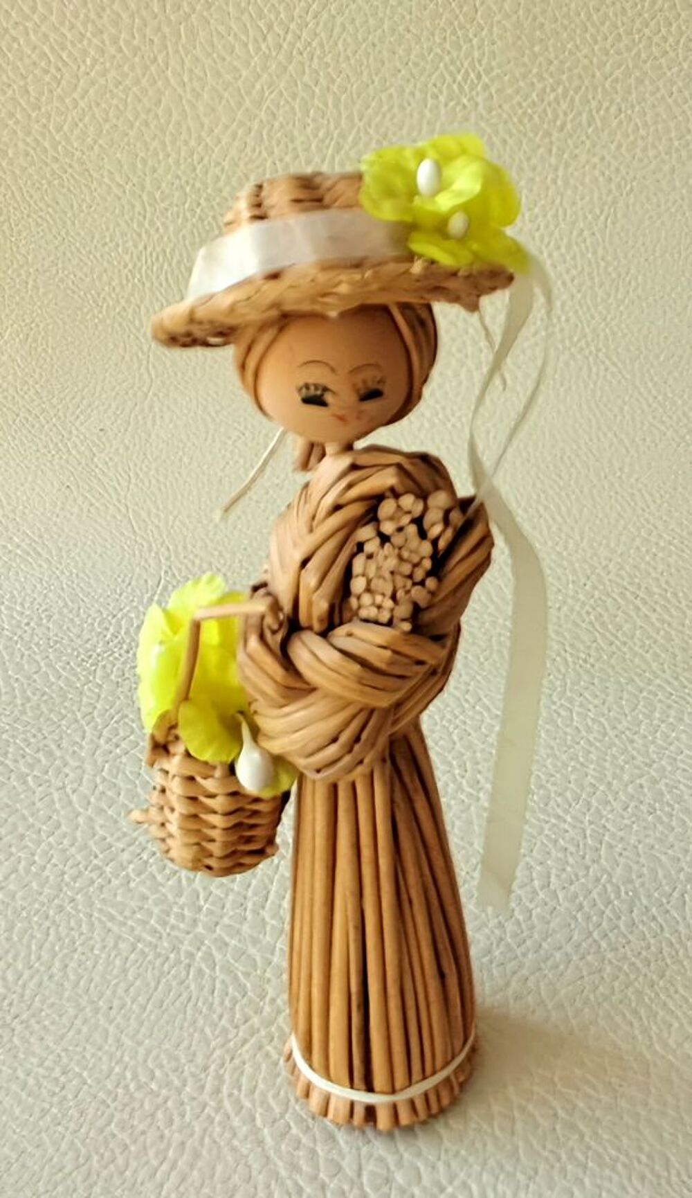petite poup&eacute;e en paille tress&eacute;e panier et chapeau fleuri Décoration