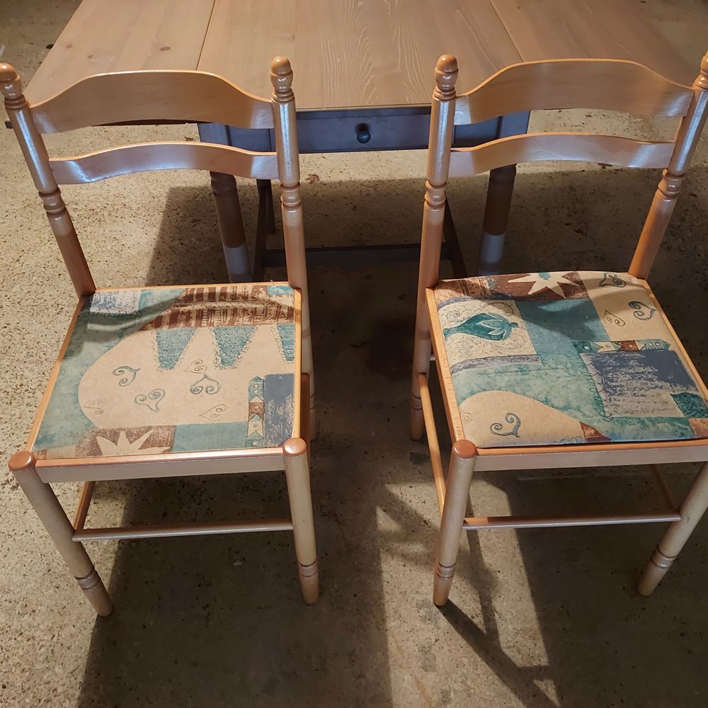 TABLE DE CUISINE ET CHAISES Meubles