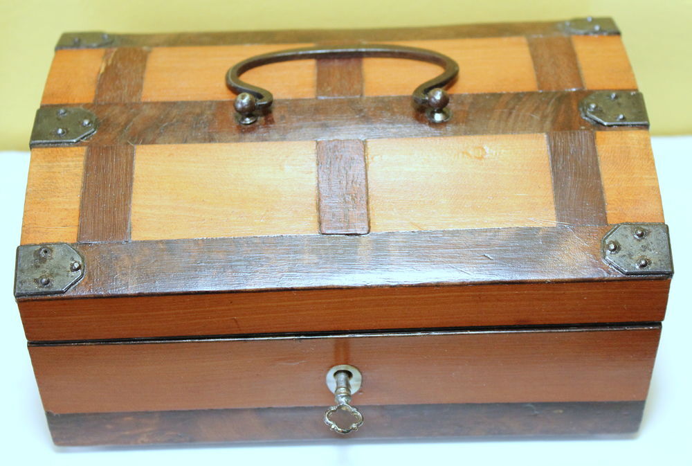 Coffret bomb&eacute; ancien miniature - Malle de poup&eacute;e XIX eme 