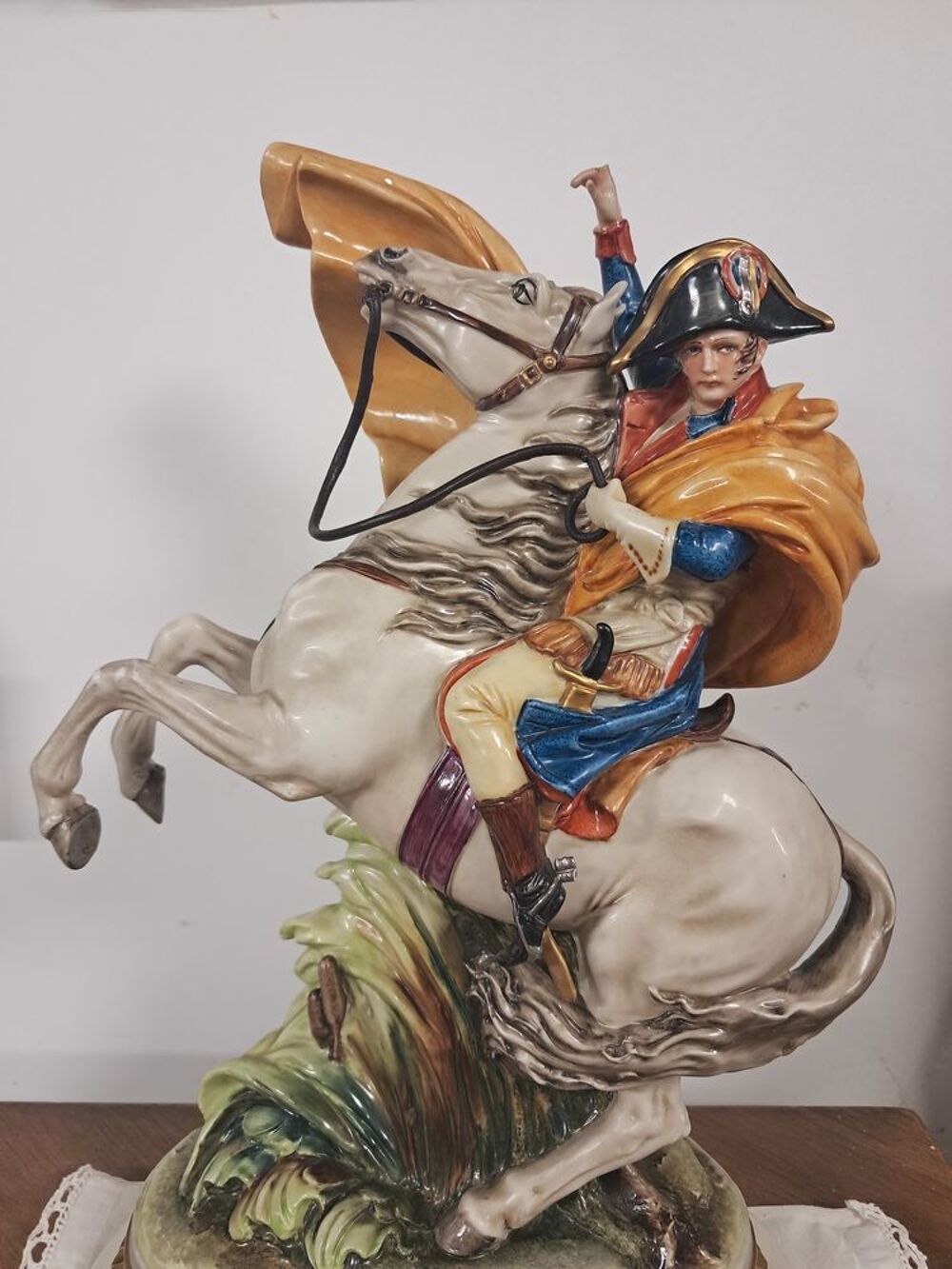 Statue, sujet repr&eacute;sentant Napol&eacute;on en porcelaine italienne Décoration