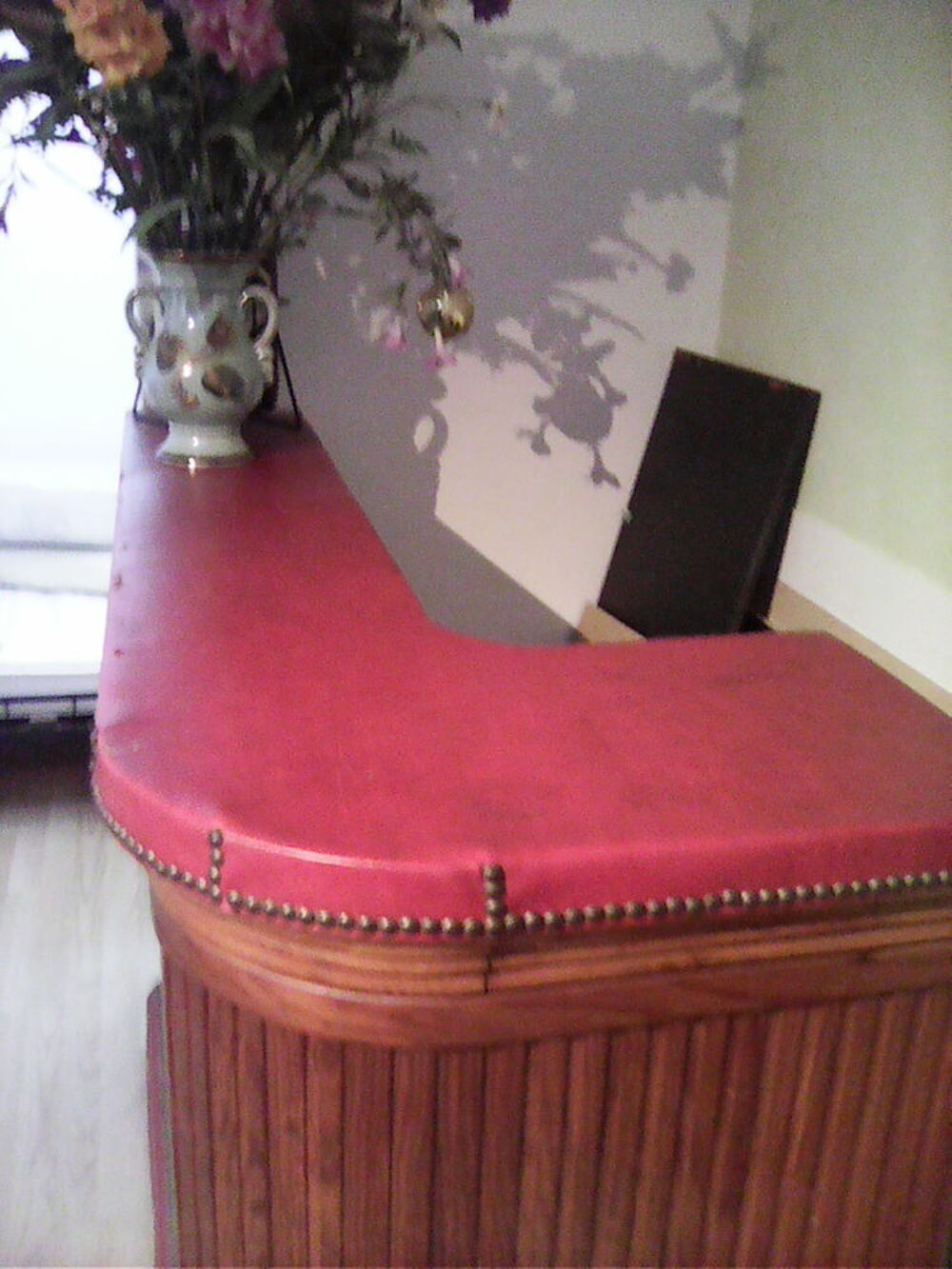 petit bar ancien . Meubles