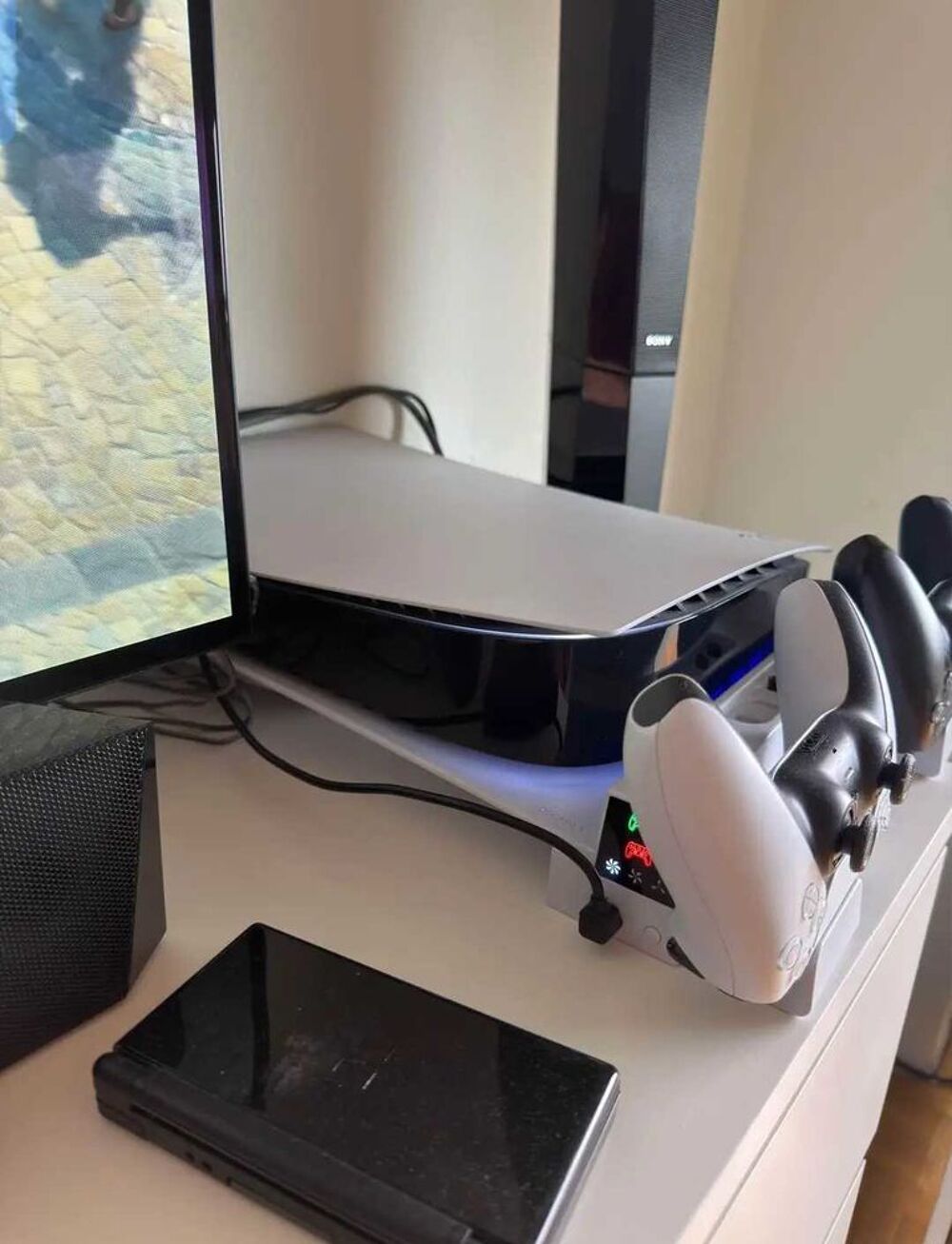 PS5 avec lecteur + 2 manettes + support ventil&eacute; Consoles et jeux vidéos