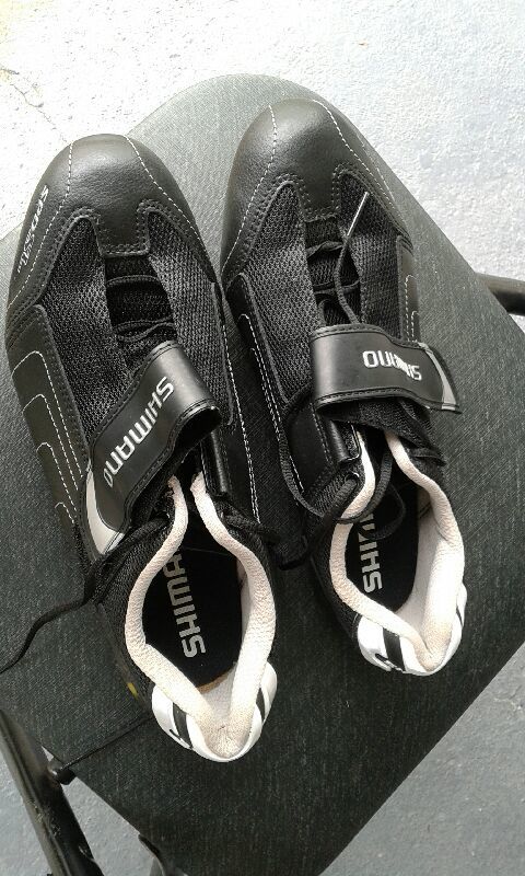CHAUSSURES CYCLISTE SHYMANO TAILLE 43 AVEC CALES PEDALES 25 Montrouge (92)