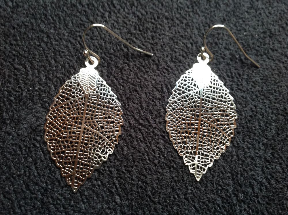 BOUCLES OREILLES FEUILLE ARGENT&Eacute;E 3,7 cm Envoi Possible
Bijoux et montres