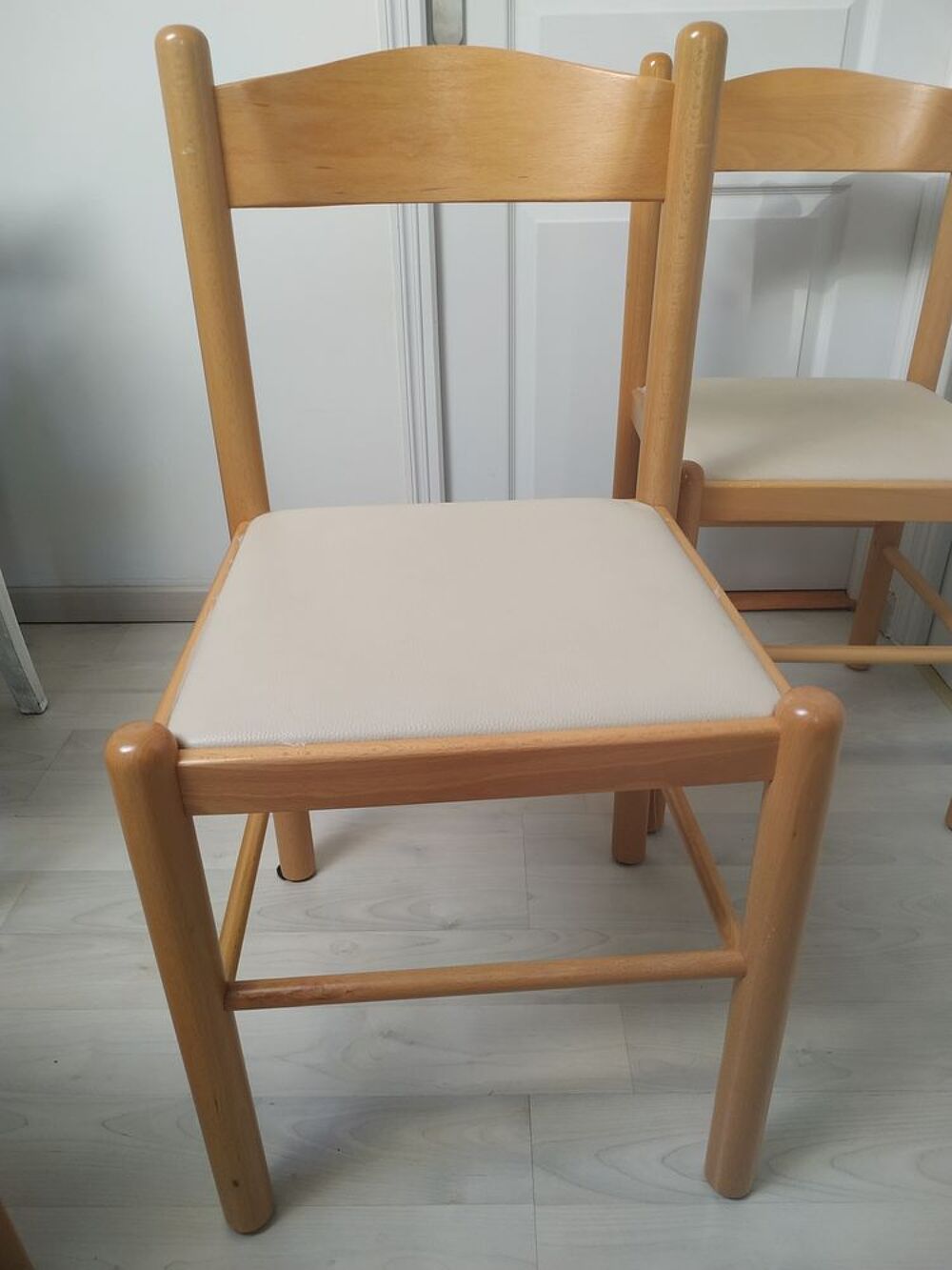 2 chaises en bois, Bon &eacute;tat Meubles