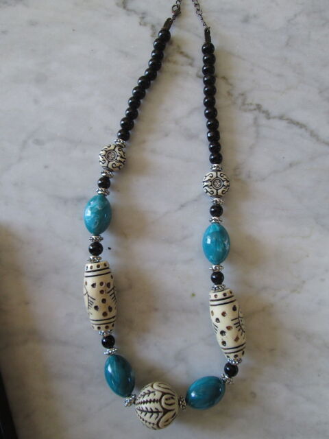 Collier noir bleu blanc grosses perles 5 Herblay (95)