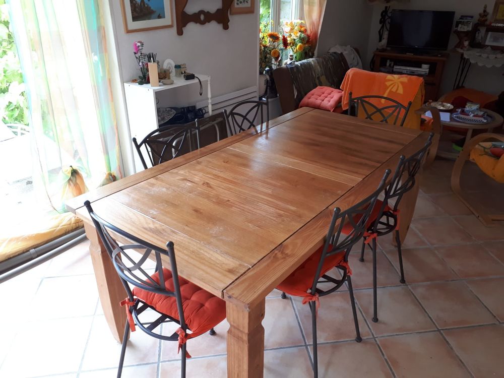 table en bois 150 euros
6 chaises en fer forge 100 euros Meubles