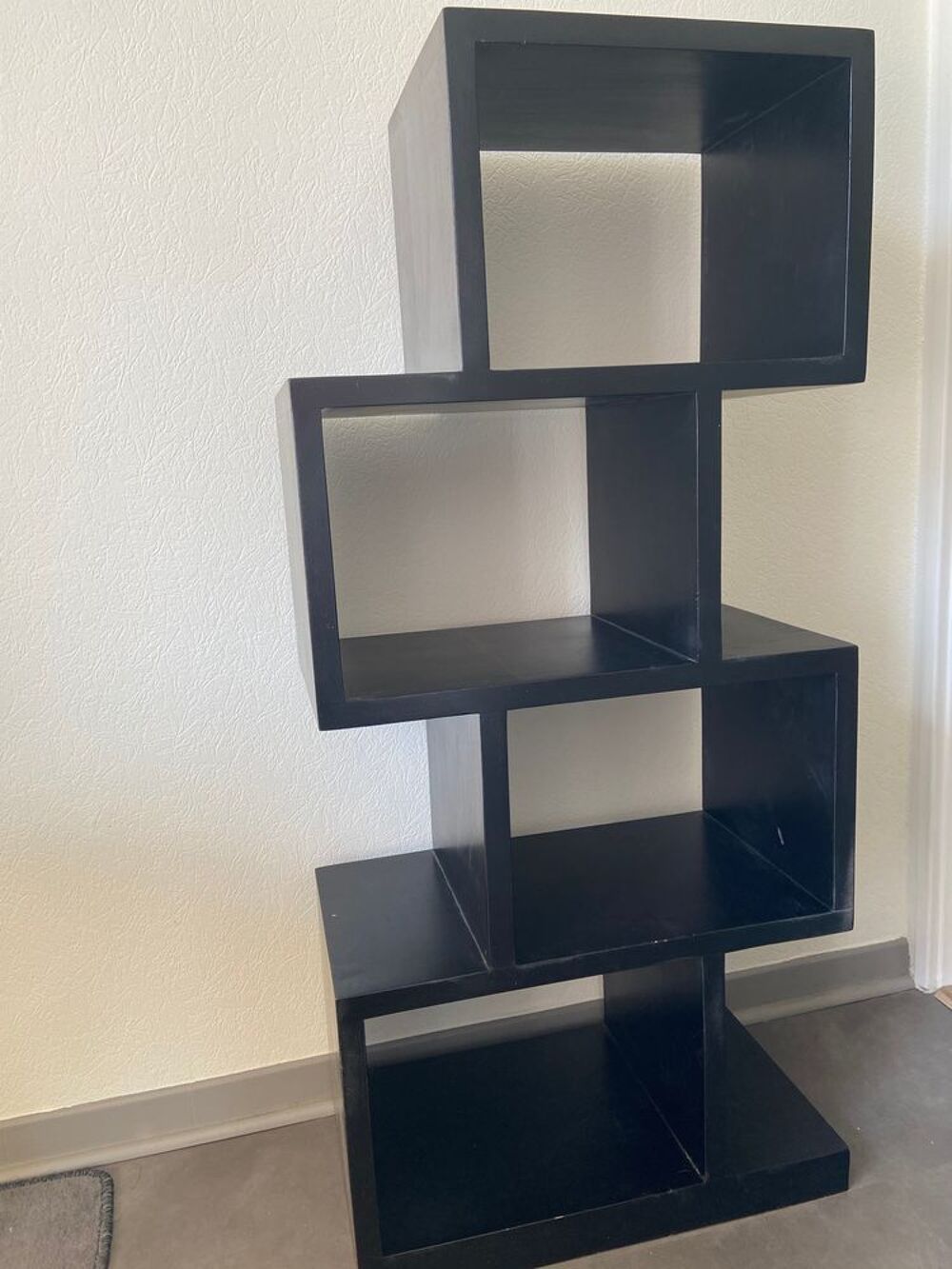 Etagere noire en bois massif
Meubles