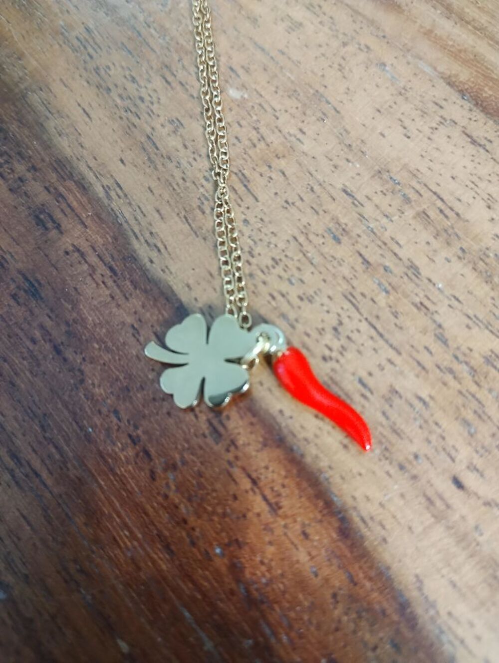 Chaine porte bonheur / tr&egrave;fle et corne rouge / Plaqu&eacute; or Bijoux et montres