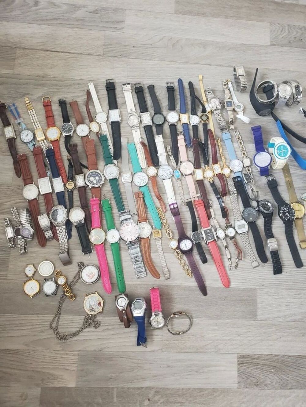 Lot de 84 montres-bracelets mixtes ? Swatch, Guess, CK, Espr Bijoux et montres